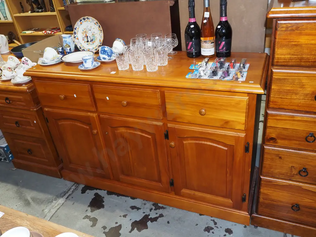 solid pine 3 door, 3 drawer sideboard - missing 1 wooden handle H920 W1400 D455 Image 1++