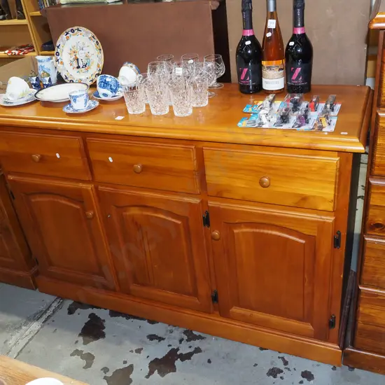 solid pine 3 door, 3 drawer sideboard - missing 1 wooden handle H920 W1400 D455