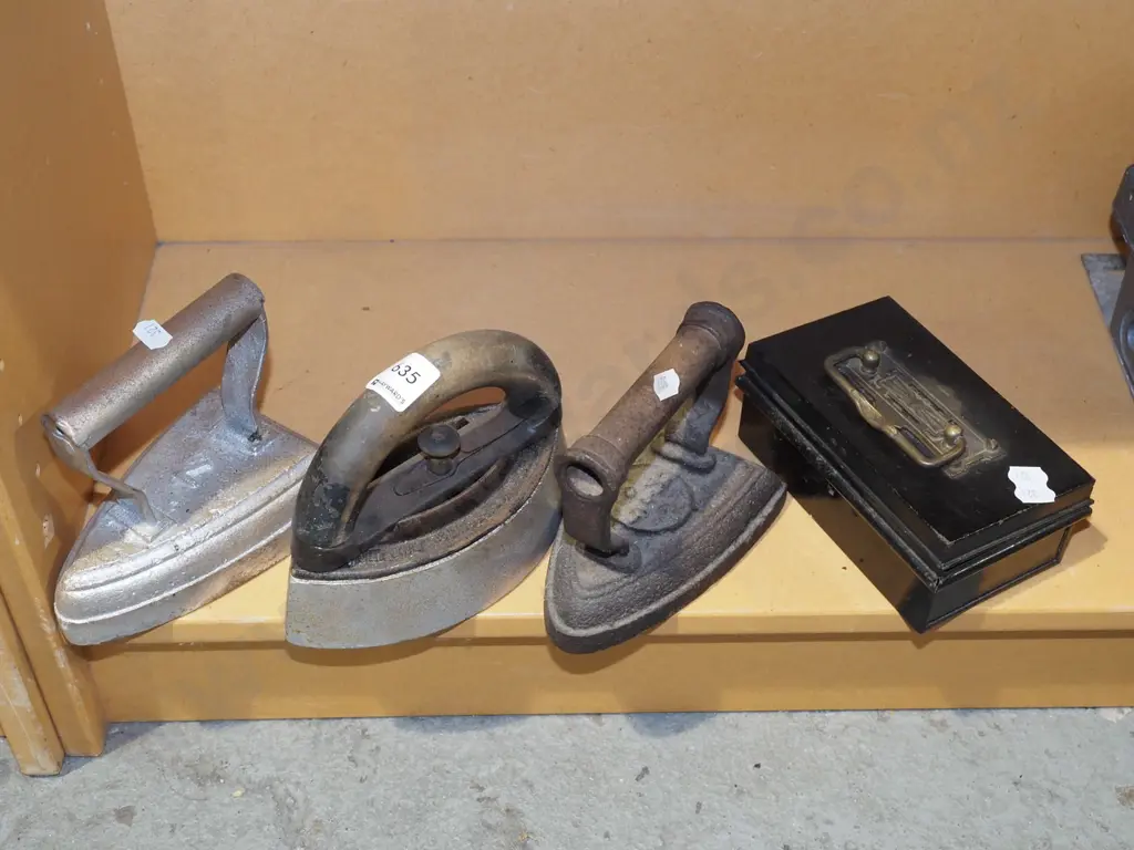 vintage cash box, 3x sad irons Image 1++