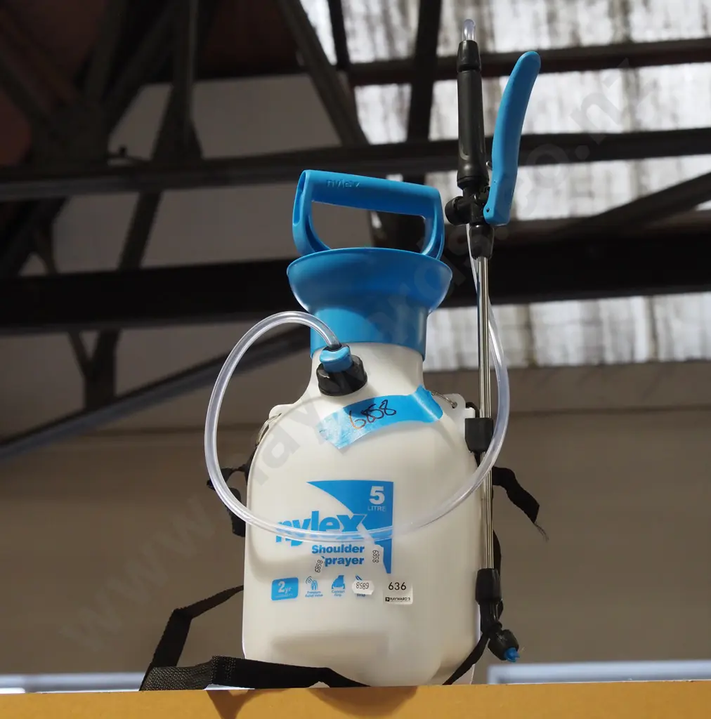 Nylex 5L garden sprayer Image 1++
