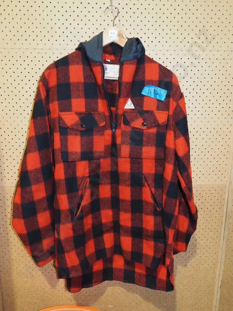 wilderness NZ red and black size L bush shirt Image 1++
