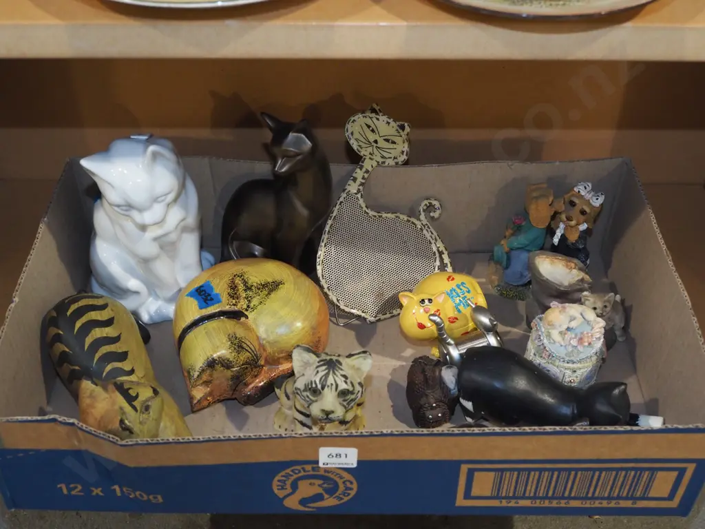 box; cat figurines Tallest H200 Image 1++