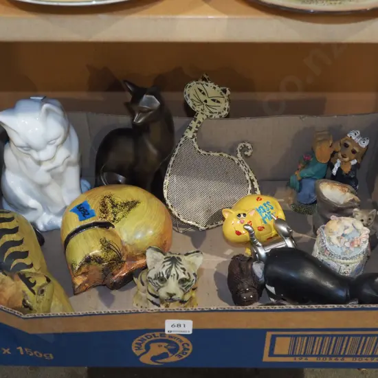 box; cat figurines Tallest H200