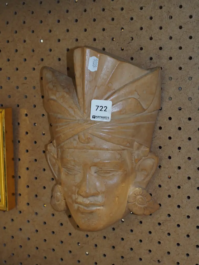 small carved Indonesian wooden mask H250 Image 1++