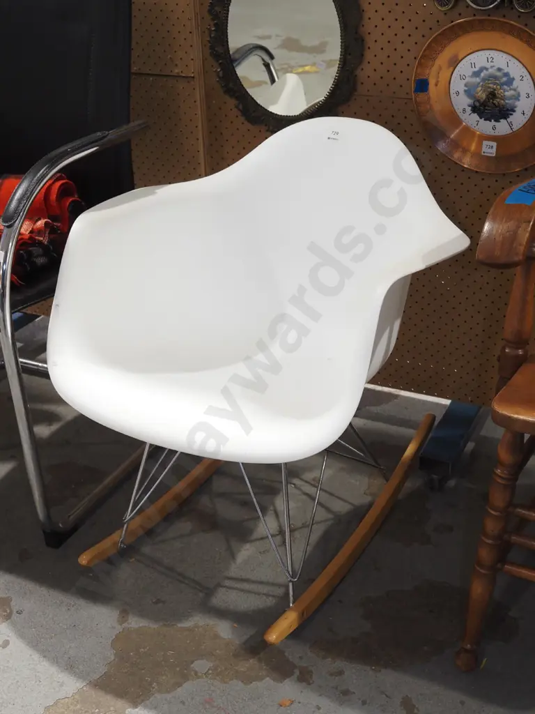 plastic and wood rocking chair Image 1++