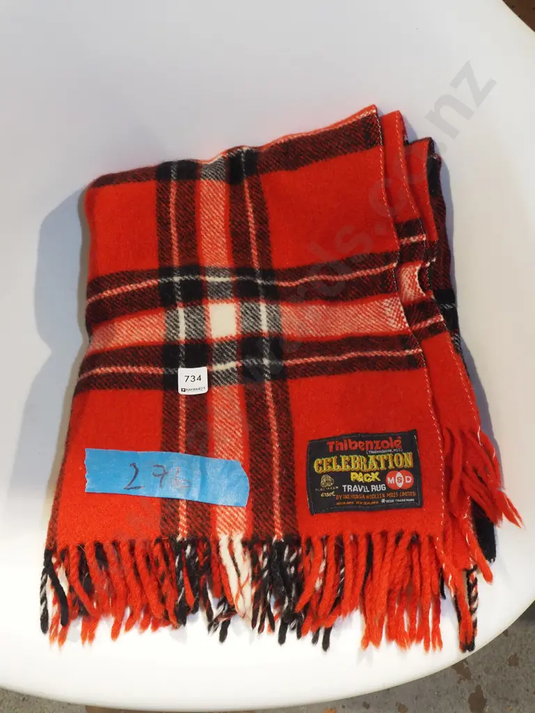 checked woollen travel rug Image 1++