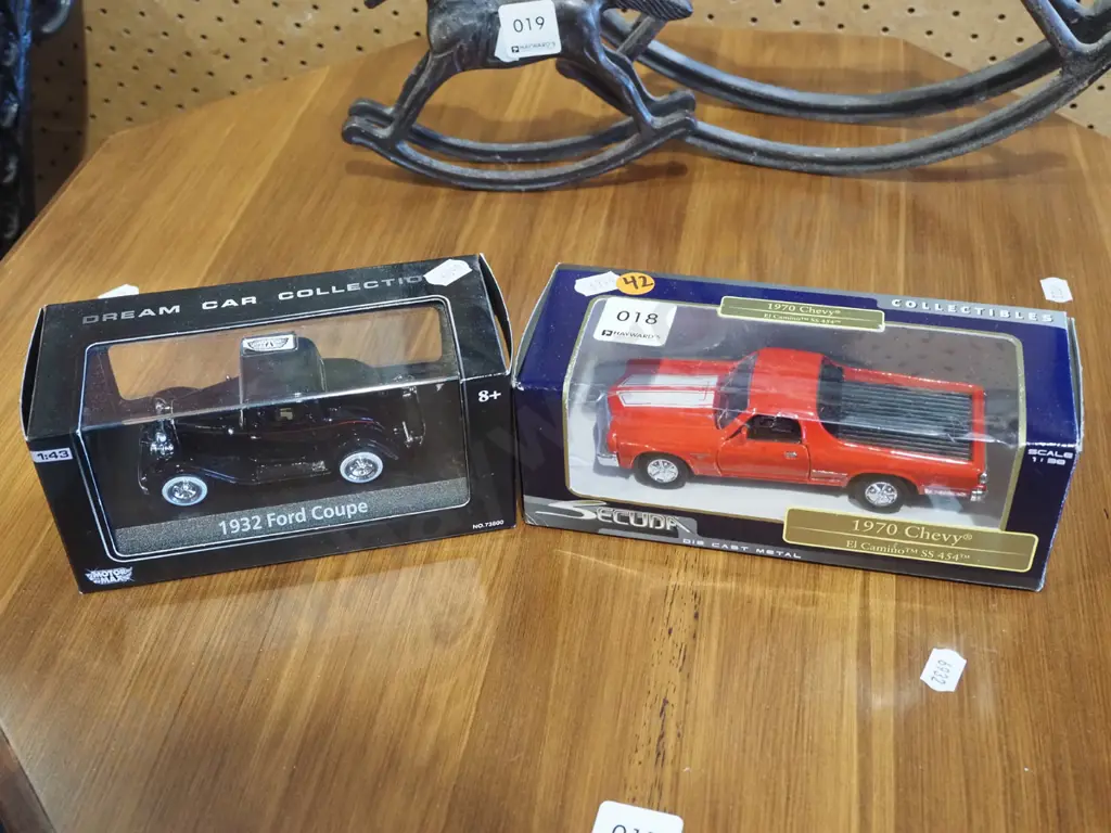 2x diecast model vehicles Image 1++