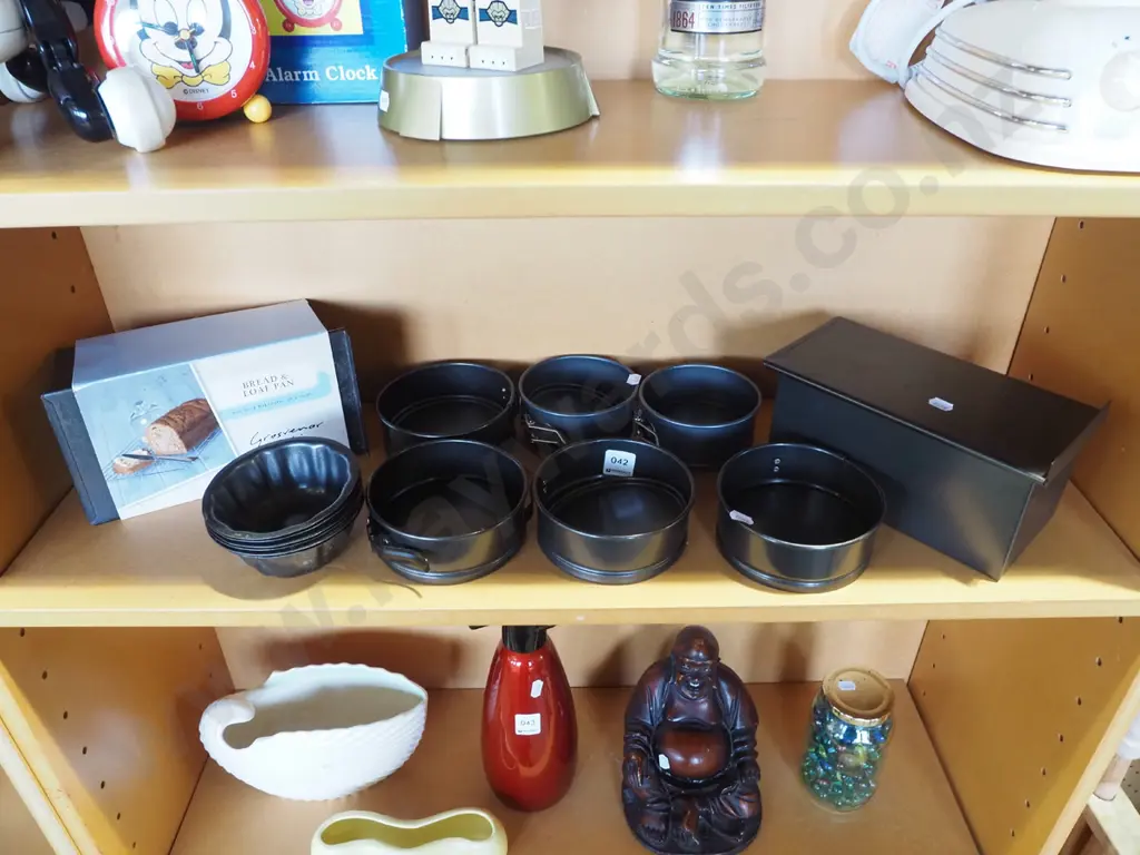 shelf; bread and loaf pans, small cake tins etc Image 1++