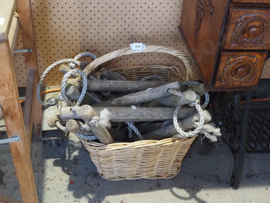 cane basket, pilots ladder Image 1++