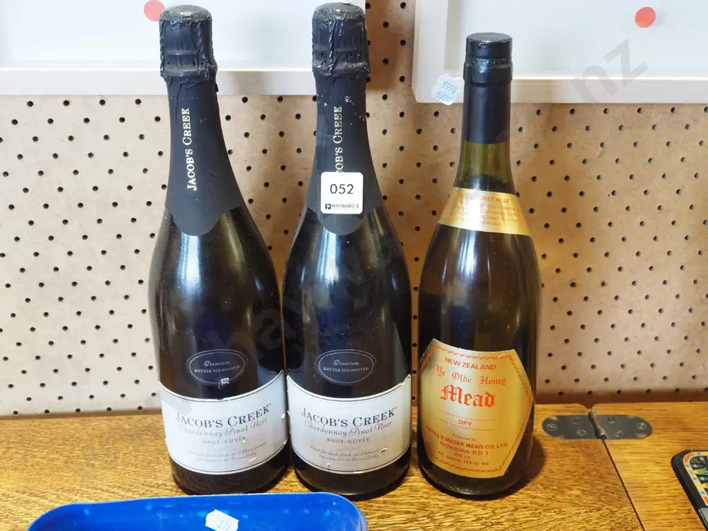 2x bottles of Jacobs Creek brut cuvee sparkling wine, bottle of mead Image 1++