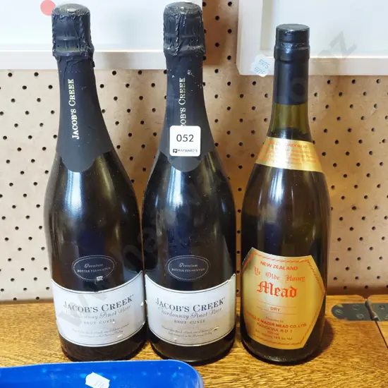 2x bottles of Jacobs Creek brut cuvee sparkling wine, bottle of mead
