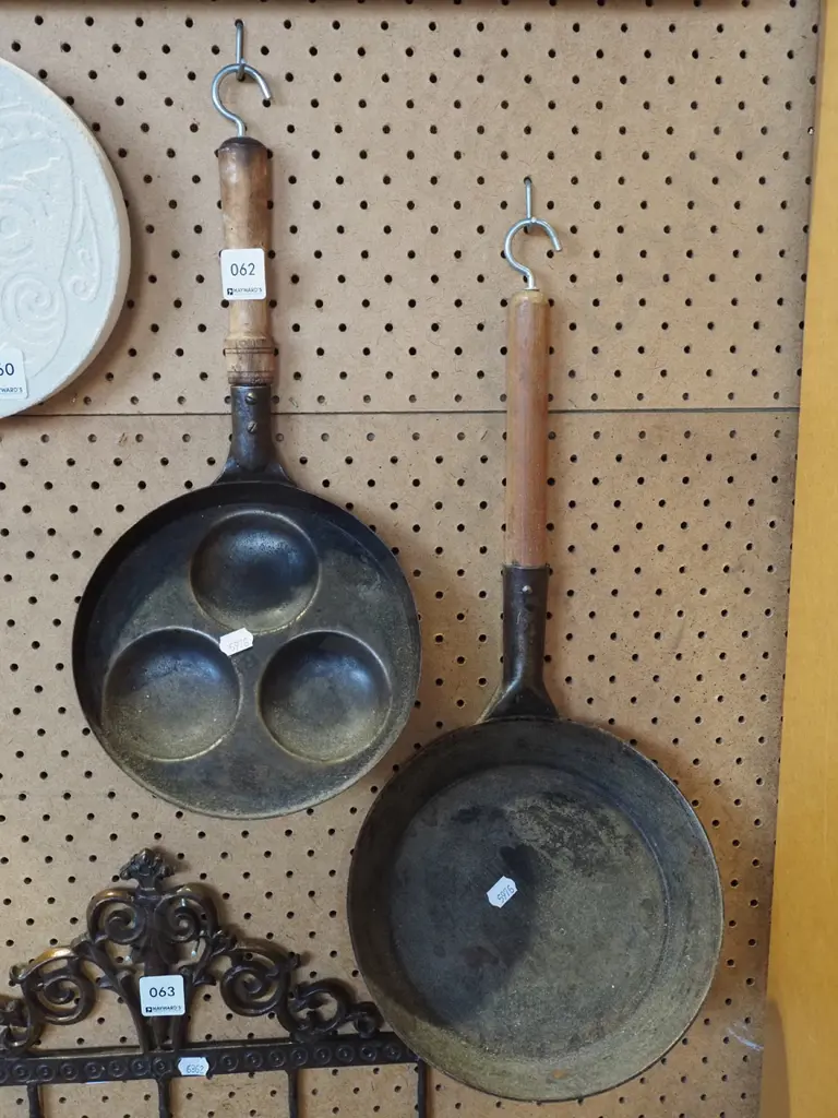 2x vintage frying pans - 1 indented for eggs Image 1++