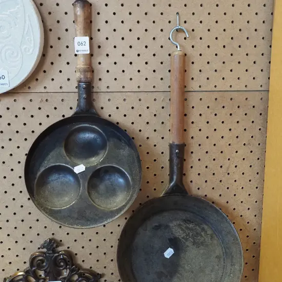 2x vintage frying pans - 1 indented for eggs