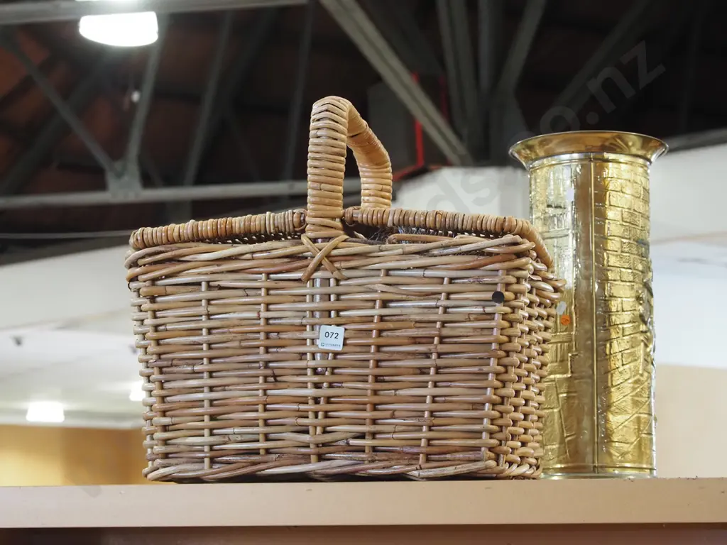 picnic hamper and contents; plates, bowls Image 1++