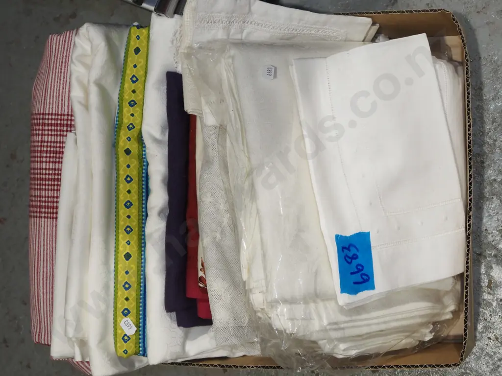 box; Irish linen, napkins, tablecloth etc Image 1++
