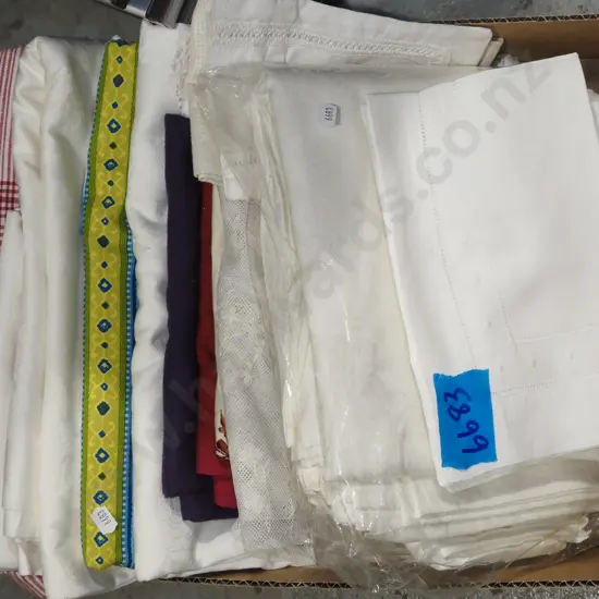 box; Irish linen, napkins, tablecloth etc