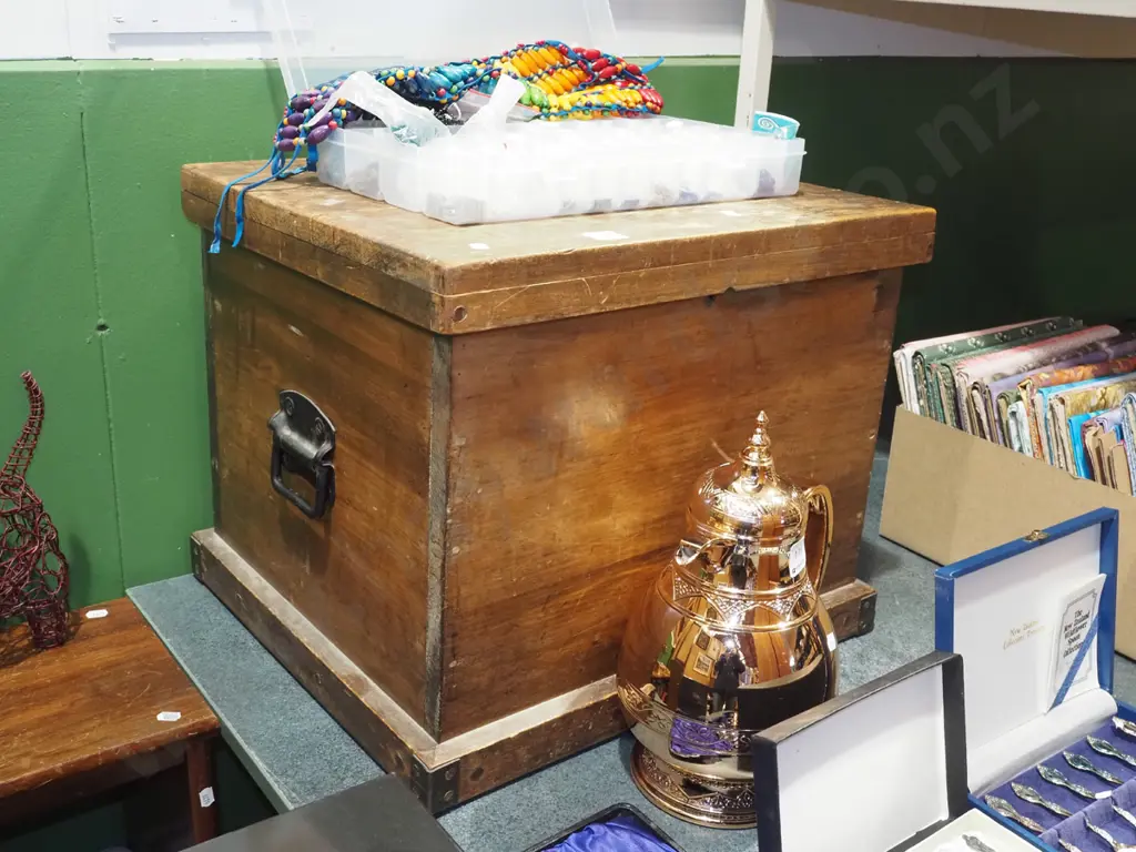 vintage tuck box H400 W490 D410 Image 1++