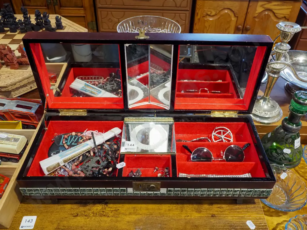 Asian themed jewellery box and contents; fan, necklaces, costume rings etc Image 1++