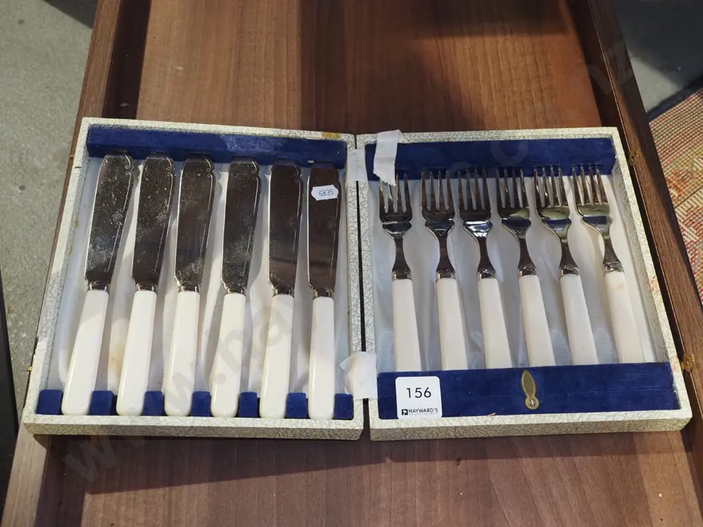 bone handled fish set Image 1++