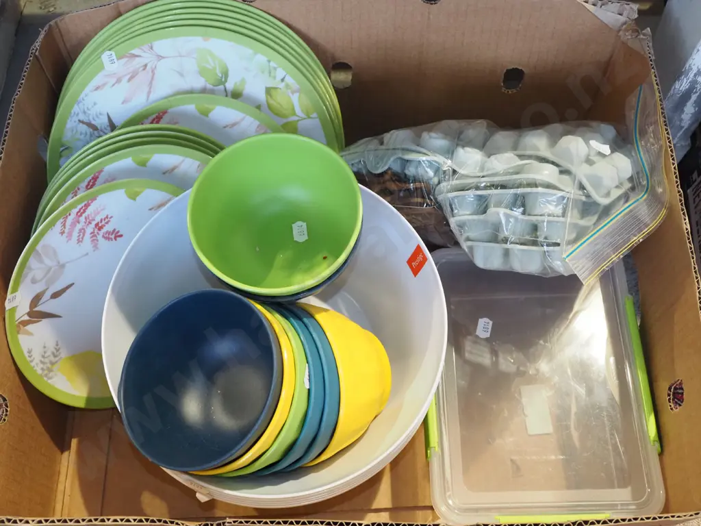 box; plastic bowls, plates, rubber ice trays etc Image 1++