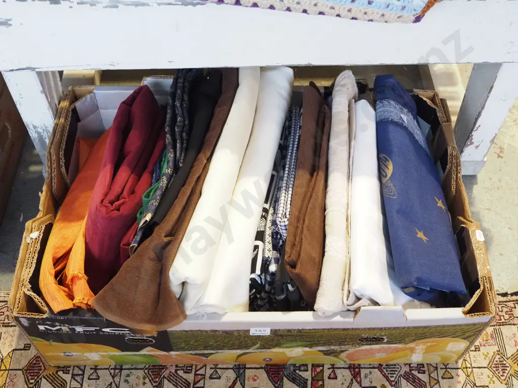 box; fabric pieces Image 1++