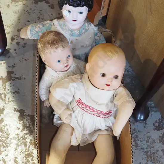 box; 3x vintage dolls