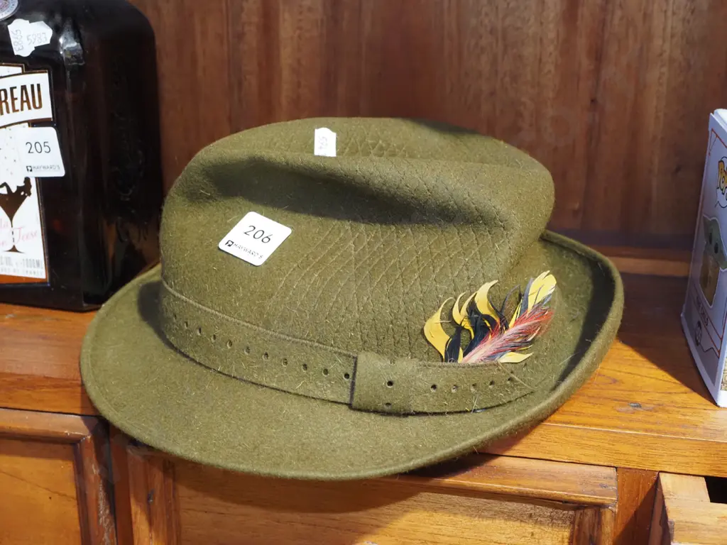 green felt akubra hat Image 1++