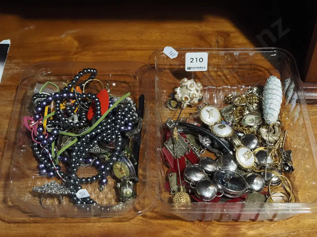 2x trays of costume jewellery Image 1++