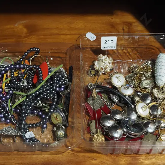 2x trays of costume jewellery
