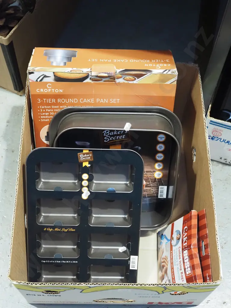 box; cake pan set, icing bags, baking trays Image 1++