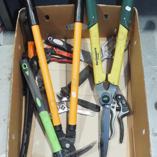 box; hedge clippers, seceteurs etc