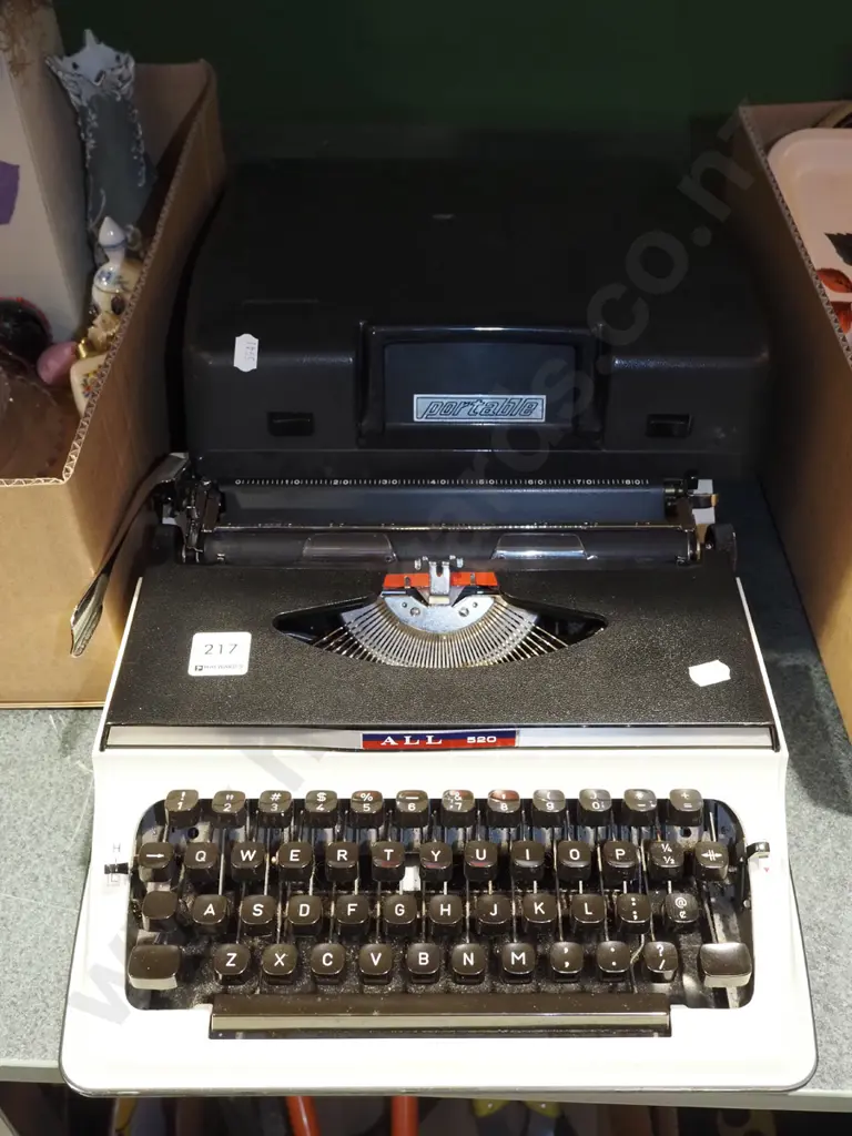 portable typewriter Image 1++