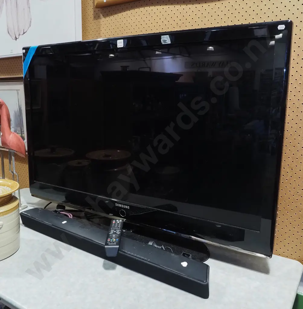 Samsung 46" TV with Panasonic sound bar Image 1++