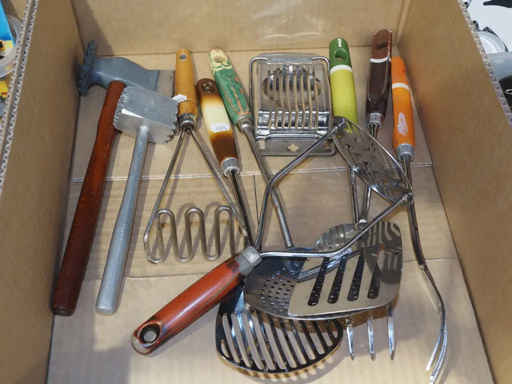 box of kitchen utensils Image 1++