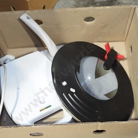 box; frying pan with lid, Sunbeam Omelette Express