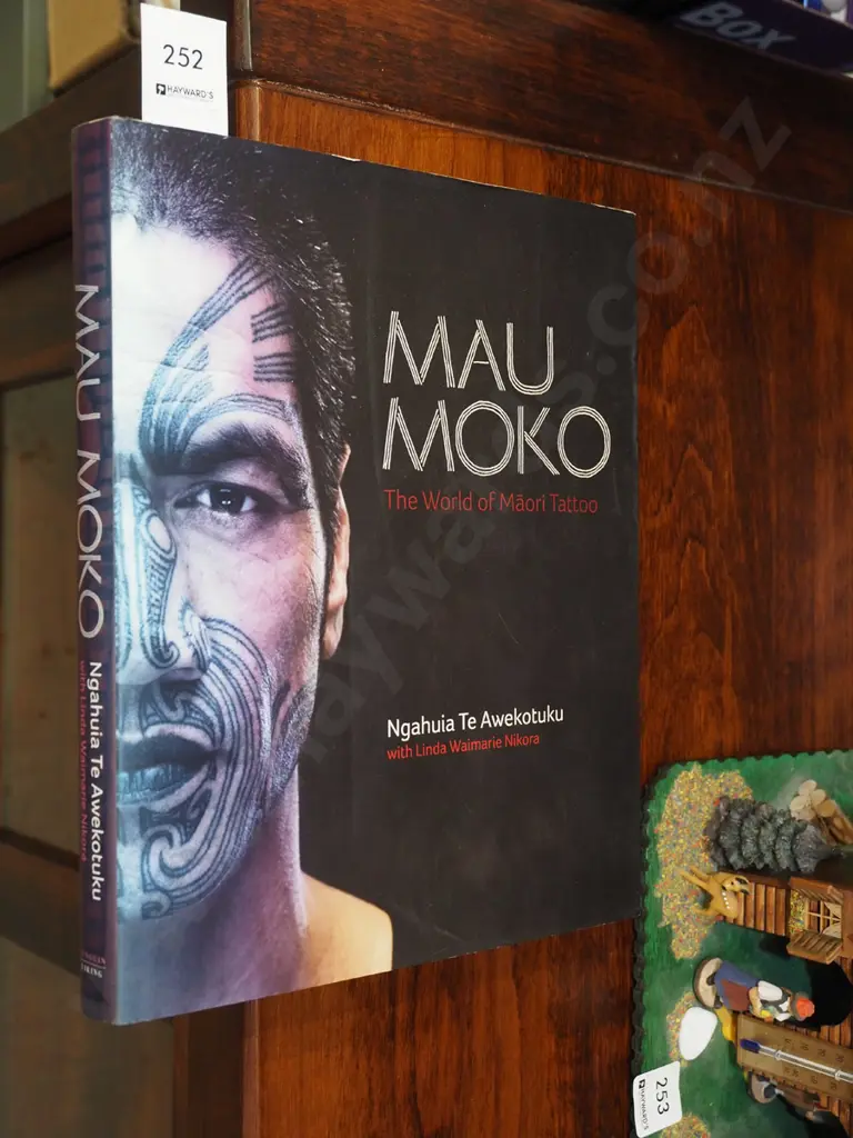 book; Mau Moko - World of Maori Tatoo Image 1++