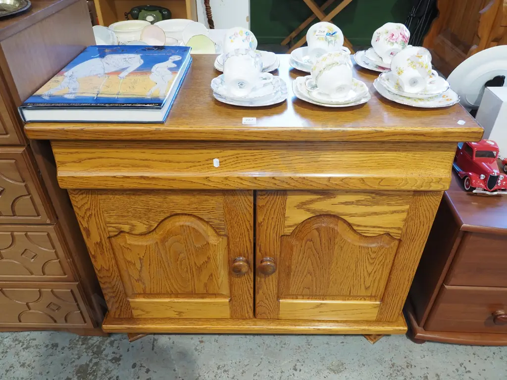 oak 2 door single drawer cupboard H720 W835 D410 Image 1++