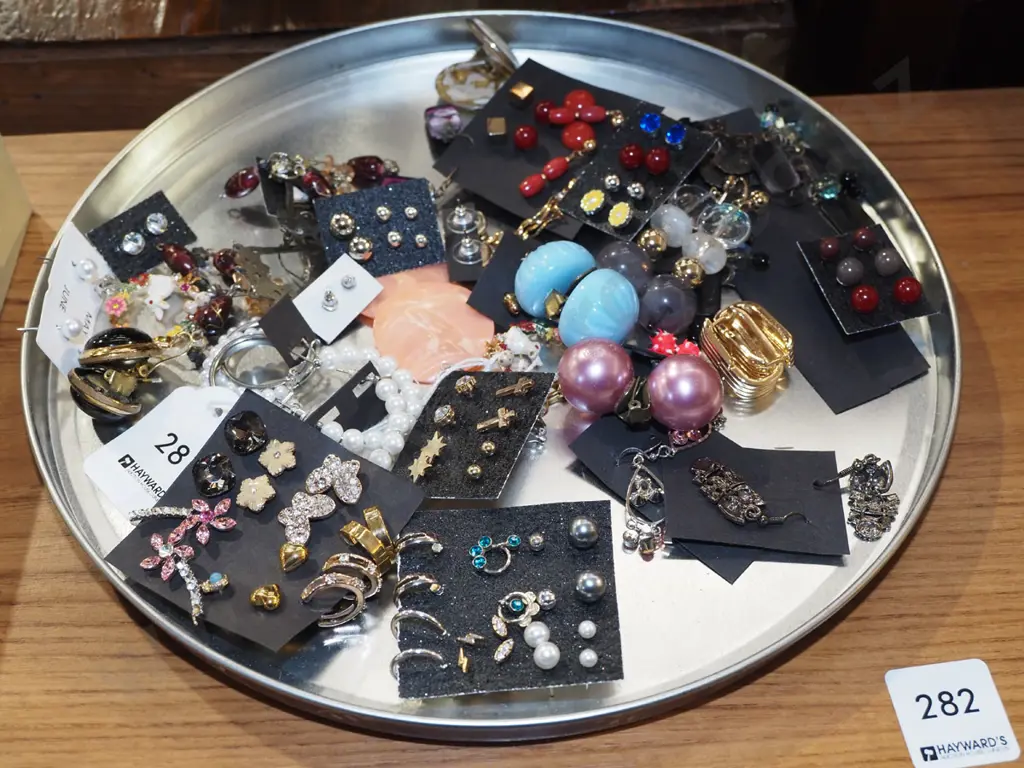 tray of costume jewellery earrings Image 1++