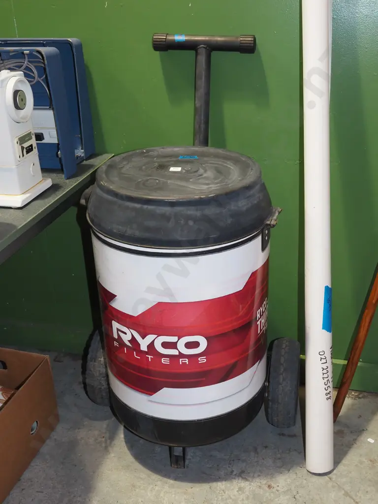 Ryco chilly bin and trolley Image 1++