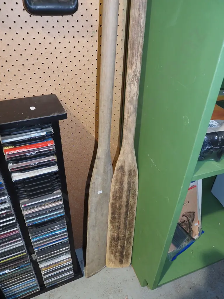 2x wooden oars Image 1++