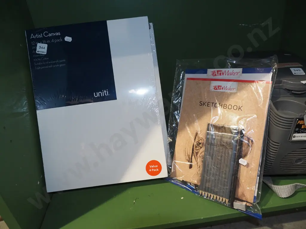 as new artists boxed canvases, sketch books and pencils Image 1++
