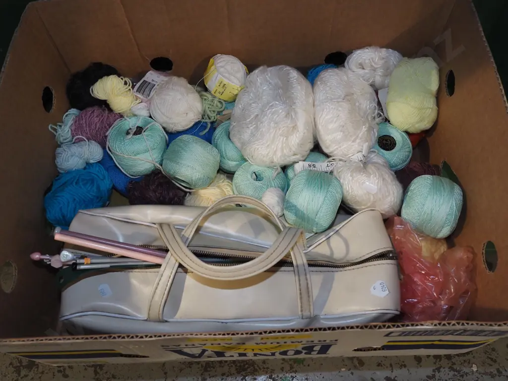 box; sewing threads, knitting yarns, needles etc Image 1++