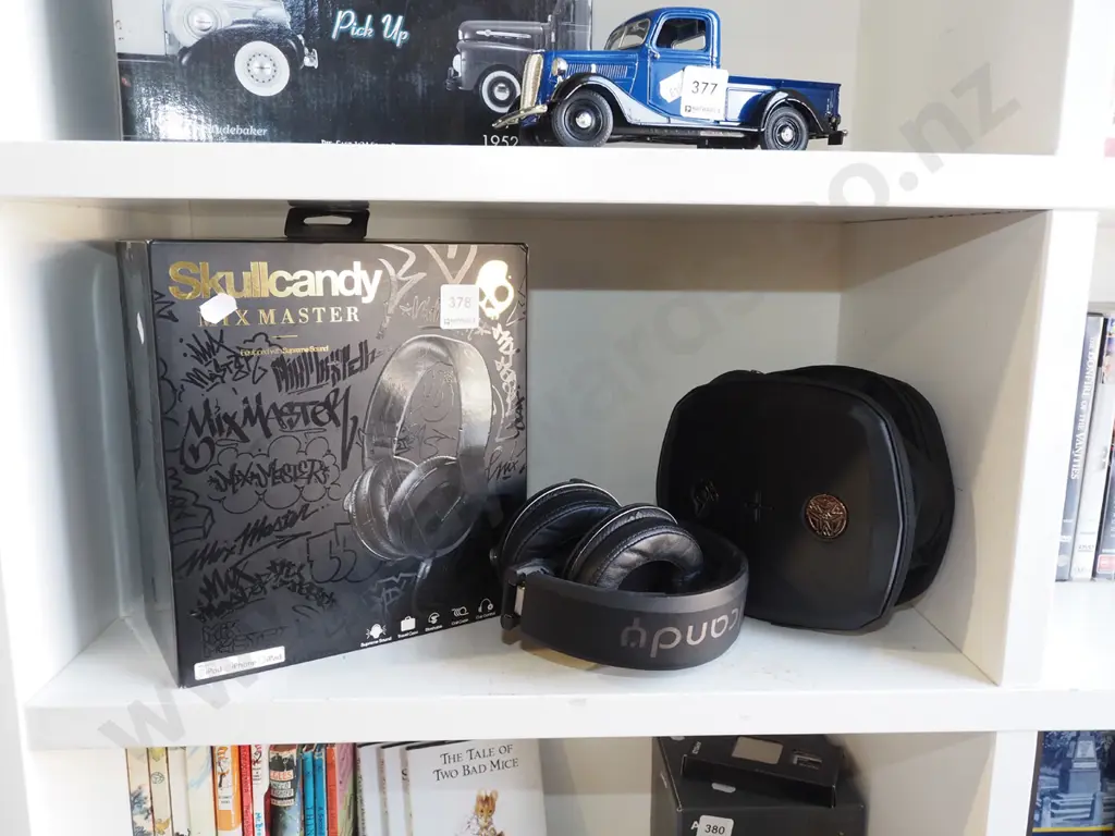 Skullcandy Mix Master corded headphones with case and box Image 1++