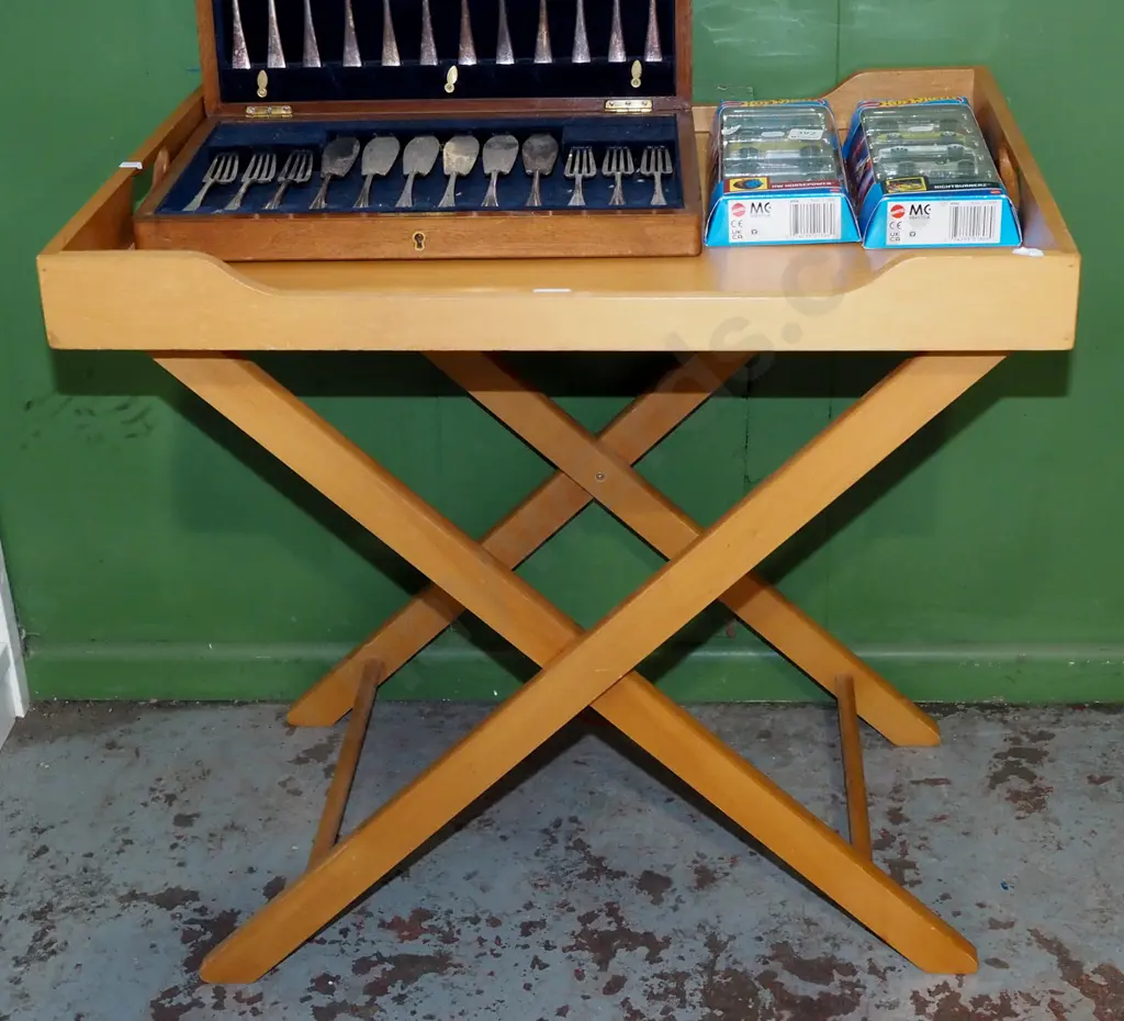 butler's tray and stand Image 1++