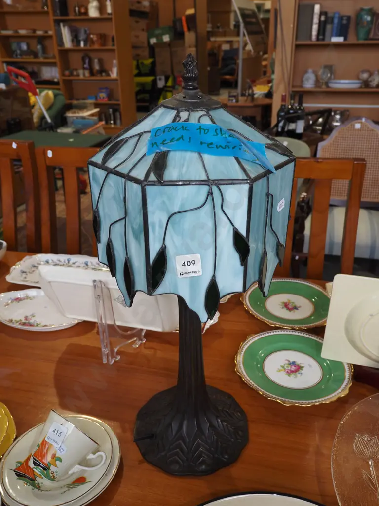 reproduction Tiffany style lamp - needs rewiring and crack to shade H530 Image 1++