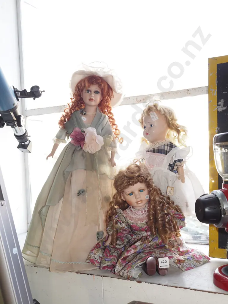 3x porcelain display dolls Tallest H580 Image 1++