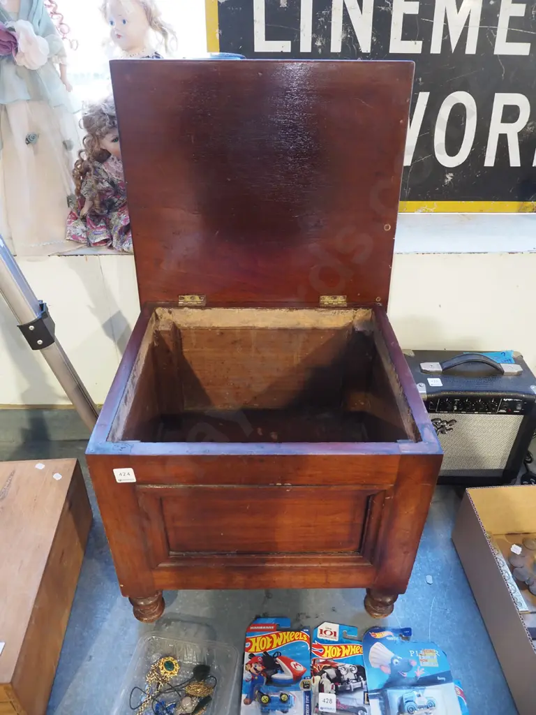 turned leg mahogany commode box H460 W480 D440 Image 1++