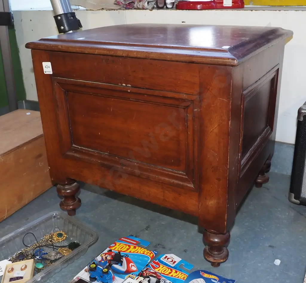 turned leg mahogany commode box H460 W480 D440 Image 1++