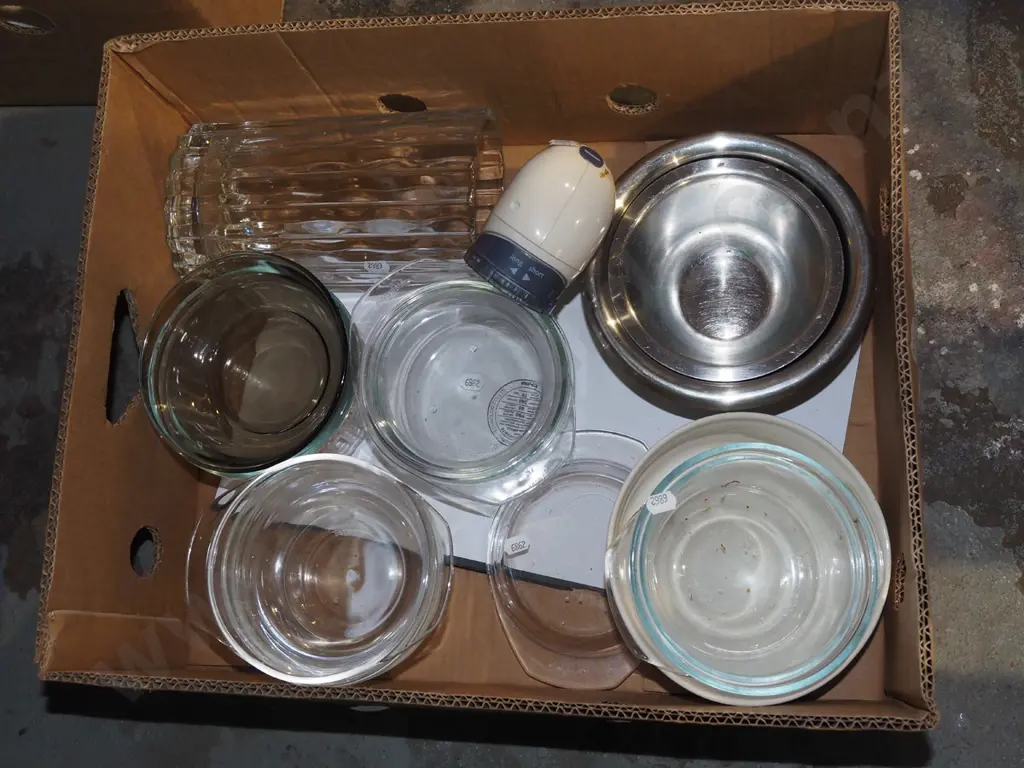 box; glass and stainless steel bowls, lint remover etc Image 1++