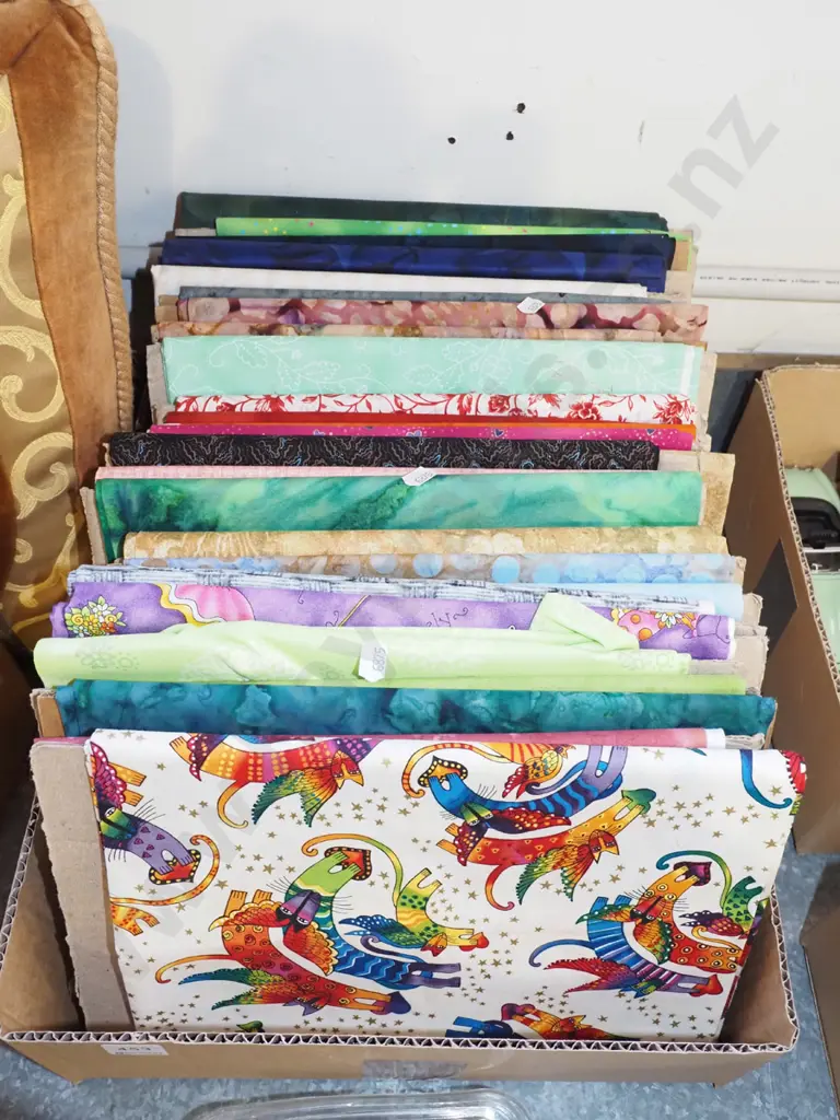 box; fabric pieces Image 1++